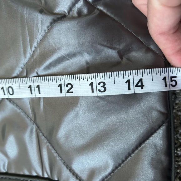 Extra Large Spacious Quilted Fabric Dark Silver Travel Bag w/shoulder strap - Picture 8 of 9